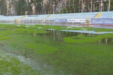 Obilna kiša ostavila je očekivane posljedice na travnjak podno kultnih stijena