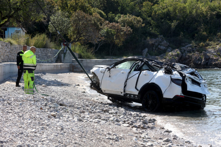 Automobil u kojem su stradale četiri osobe kod Senja izvučen iz mora / Foto Nel Pavletic/PIXSELL