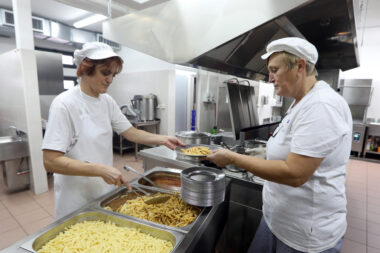 Ilustracija / Školska kuhinja u Šibeniku . priprema besplatnih obroka za osnovce / Foto: Duško Jaramaz/PIXSELL