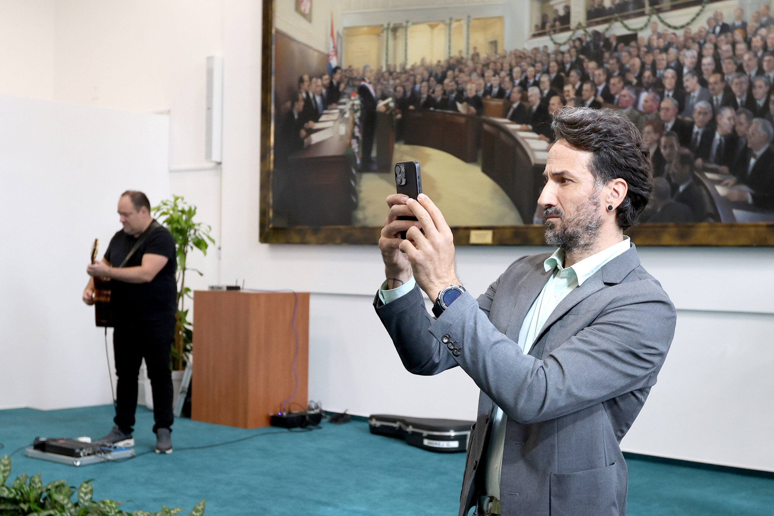 Saborska uzdanica Mosta Marin Miletić lani organizirao prijem za beskućnike i sve zabilježio kamerom za Fejs / Foto: Patrik Macek/PIXSELL