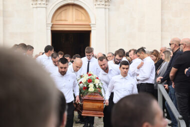 Posljednji ispraćaj tragično poginule braće Kovačev u Kaštelima / Foto: Ivana Ivanovic/PIXSELL
