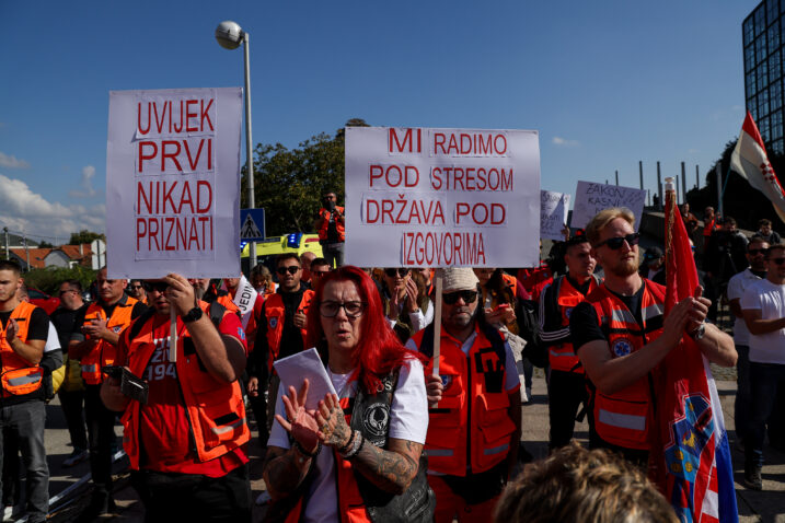 Prosvjed djelatnika zavoda za Hitnu medicinu ispred NSK. Photo: Matija Habljak/PIXSELL
