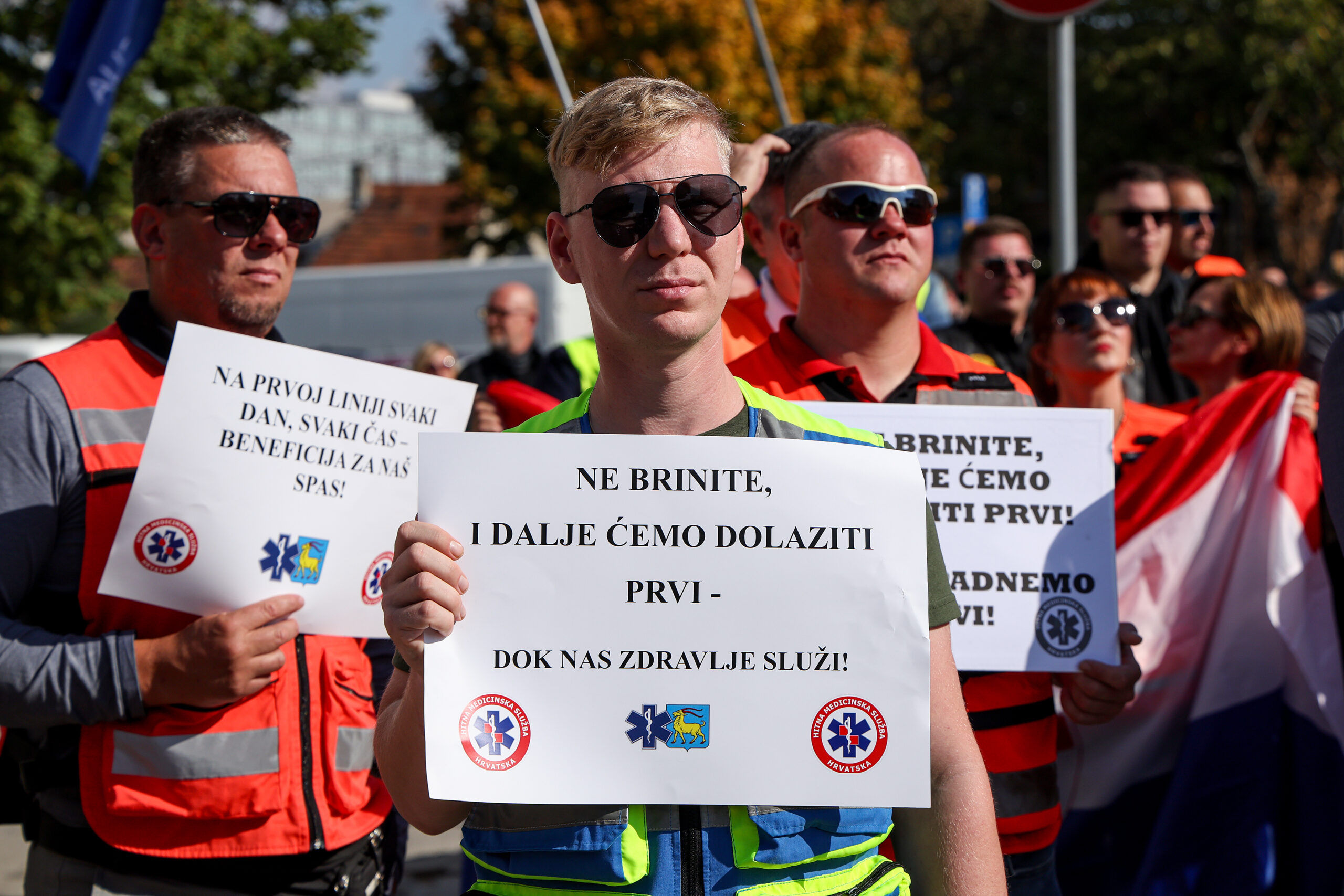 Zagreb - Prosvjed radnika zavoda za Hitnu medicinu ispred NSK gdje vlada održava svoju sjednicu / Foto: Matija Habljak/PIXSELL