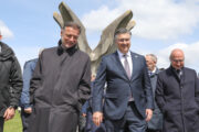 Povodom dana sjećanja na žrtve ustaškog logora u Jasenovcu održana je komemoracija te kolona sjećanja. Predsjednik Sabora Gordan Jandroković i premijer Andrej Plenković 2024. / Foto: Luka Batelić/PIXSELL