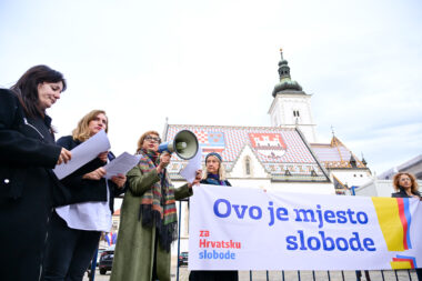 Inicijativa Za Hrvatsku slobode i CROSOL organizirale su simbolično čitanje Ustava Republike Hrvatske na Trgu svetog Marka - 5 godina zatvoren je za građane. Foto: Igor Šoban/PIXSELL