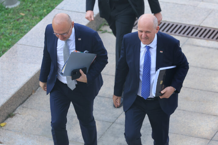 Dolazak ministara u na sjednicu Vlade Republike Hrvatske; ministar vanjskih i europskih poslova Gordan Grlić Radman i potpredsjednik Vlade i ministar prostornoga uređenja, graditeljstva i državne imovine Branko Bačić Foto: Marko Prpić/PIXSELL