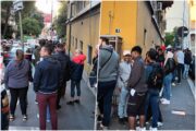 Jutarnje gužve ispred sjedišta riječke policije / Foto Sandy Uran