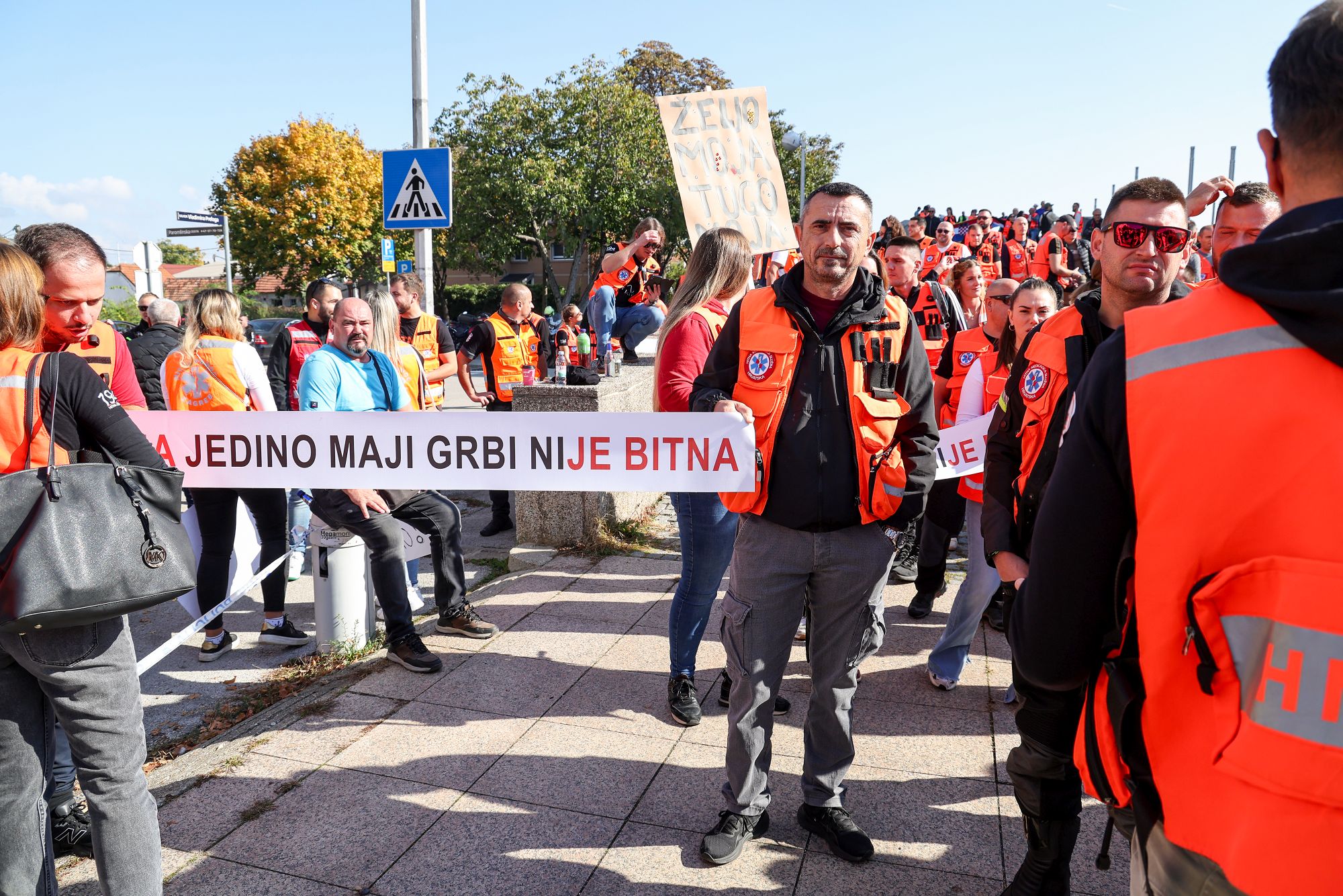 Prosvjed radnika zavoda za Hitnu medicinu ispred NSK/ Foto: Matija Habljak/PIXSELL