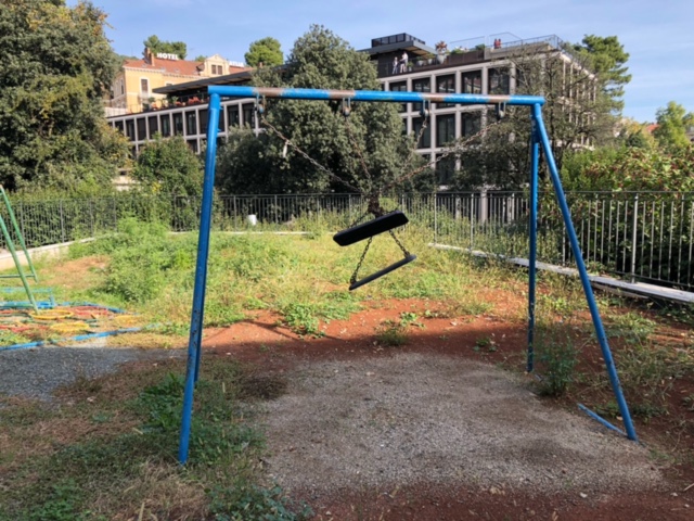 Tratinčica, slatina, park za djecu, derutan, 2025
