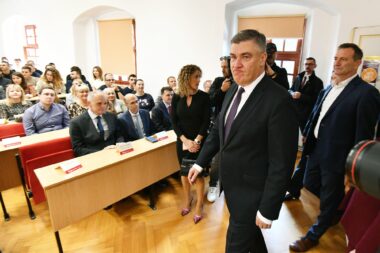 Predsjednik Republike Zoran Milanović u posjetu varaždinskom Fakultetu organizacije i informatike Sveučilišta u Zagrebu na kojem je održao predavanje studentima na temu „Globalni izazovi i političko okruzenje“. Foto: Vjeran Žganec Rogulja/PIXSELL