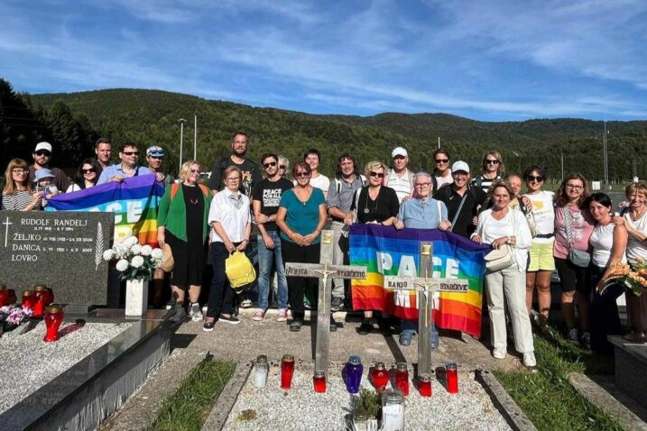 Sudionici šetnje »Putevima goranskih mirovnjaka« na grobu Franje Starčevića u Mrkoplju