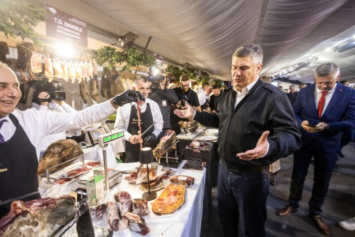 Milanović na sajmu famoznih delicija u Tinjanu, šampioni su Drnišani; evo koji je najbolji istarski pršut