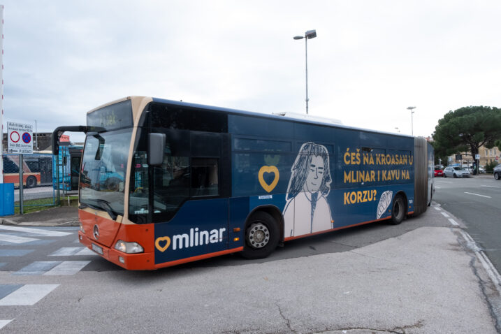 Oglašavanje na autobusima Autotroleja zamišljeno je kao dodatni izvor prihoda javnom prijevozniku / Foto Nikola BLAGOJEVIĆ