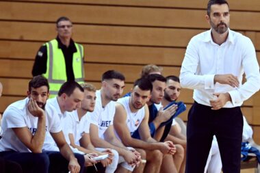 Aleksandar Šćepanović s igračima Kvarnera/M. GRACIN