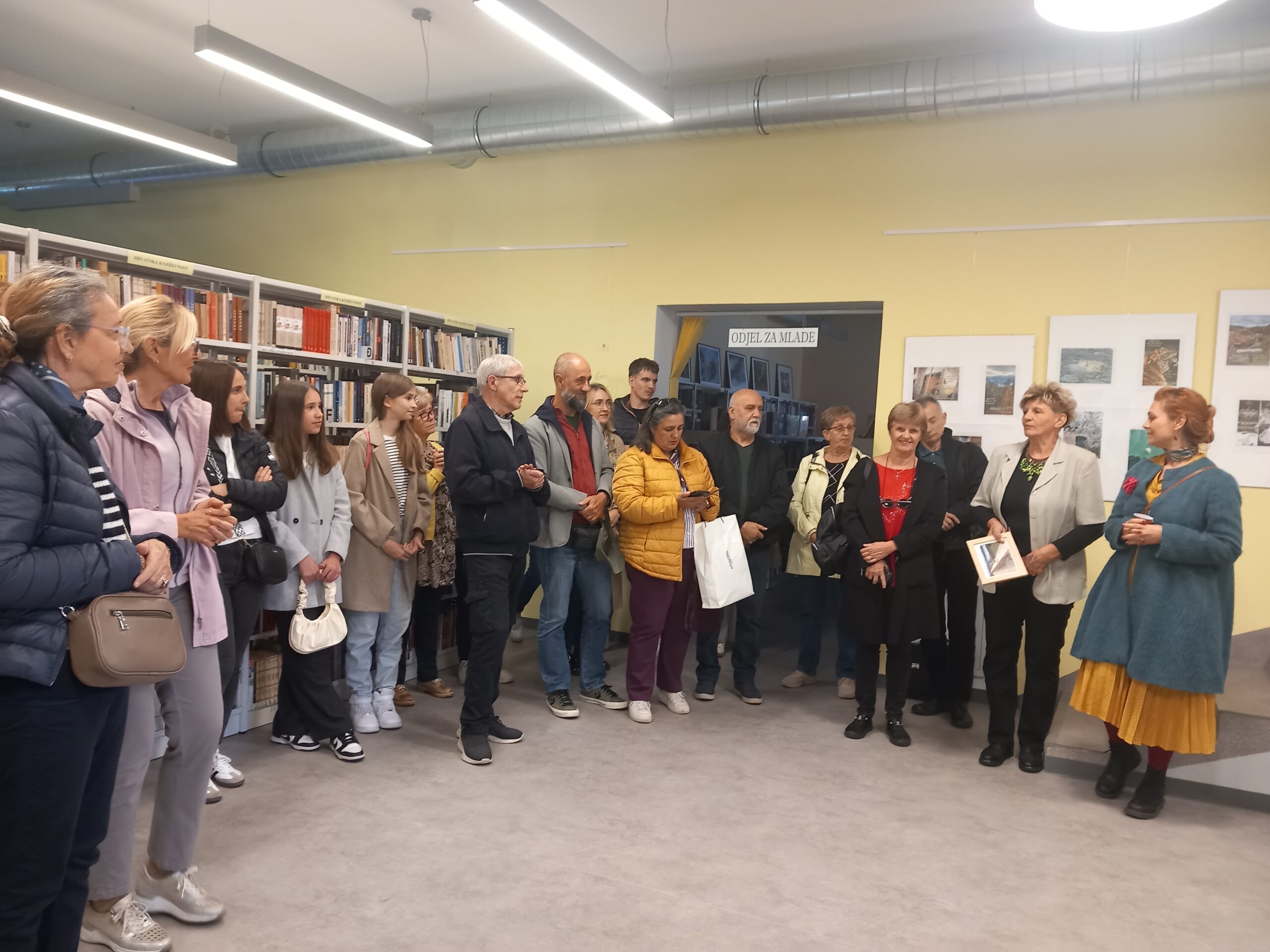 Dio ovogodišnjeg susreta haiku pjesnika bila je i izložba likovnih radova otvorena u delničkoj Gradskoj knjižnici »Janet Majnarich« /  GK JANET MAJNARICH