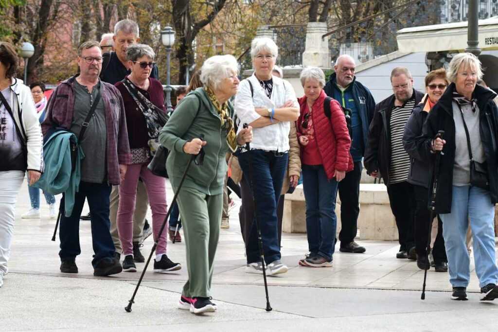 U svakom dijelu godine mogu se privući turisti, ovisno o njihovim željama - jesenja šetnja turista u Puli