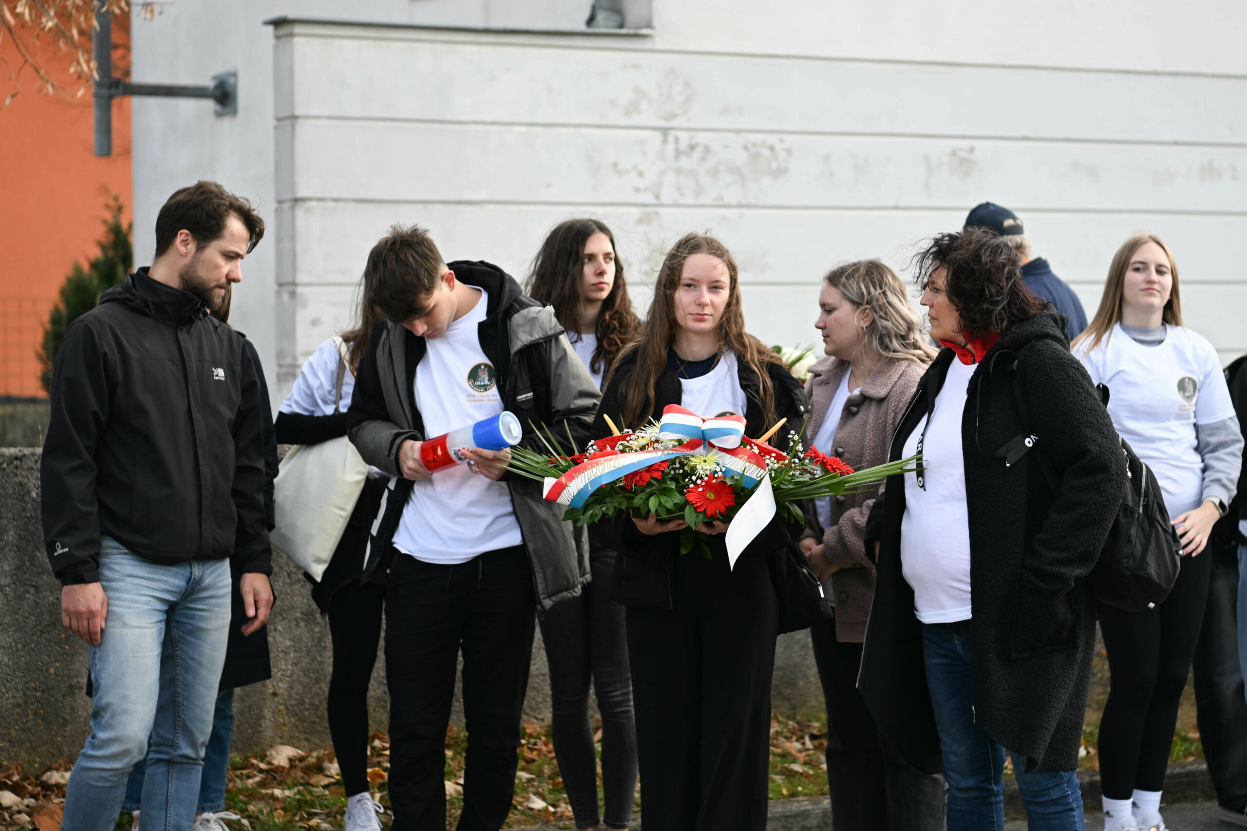Mladi su Gorani položili cvijeće na spomenik palim braniteljima / Foto: Ana KRIŽANEC