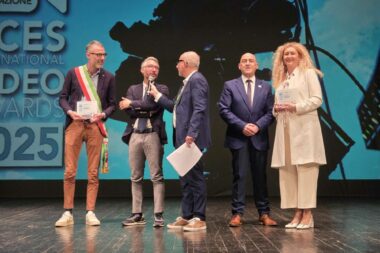 Gradonačelnik Novalje Ivan Dabo i direktorica TZG-a Novalje Marina Šćiran na dodjeli nagrada / Foto: TZG