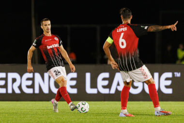 Toni Kolega i kapetan Bernardo Lopes u dvoboju s Lechom/Foto IMAGO/M. ROGOWSKI/IMAGOSPORT