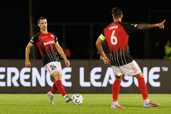 Toni Kolega i kapetan Bernardo Lopes u dvoboju s Lechom/Foto IMAGO/M. ROGOWSKI/IMAGOSPORT