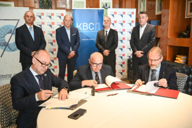 Goran Hauser, Alen Ružić i Luka Čičin-Šain pri potpisivanju ugovora / Foto Nikola Blagojević