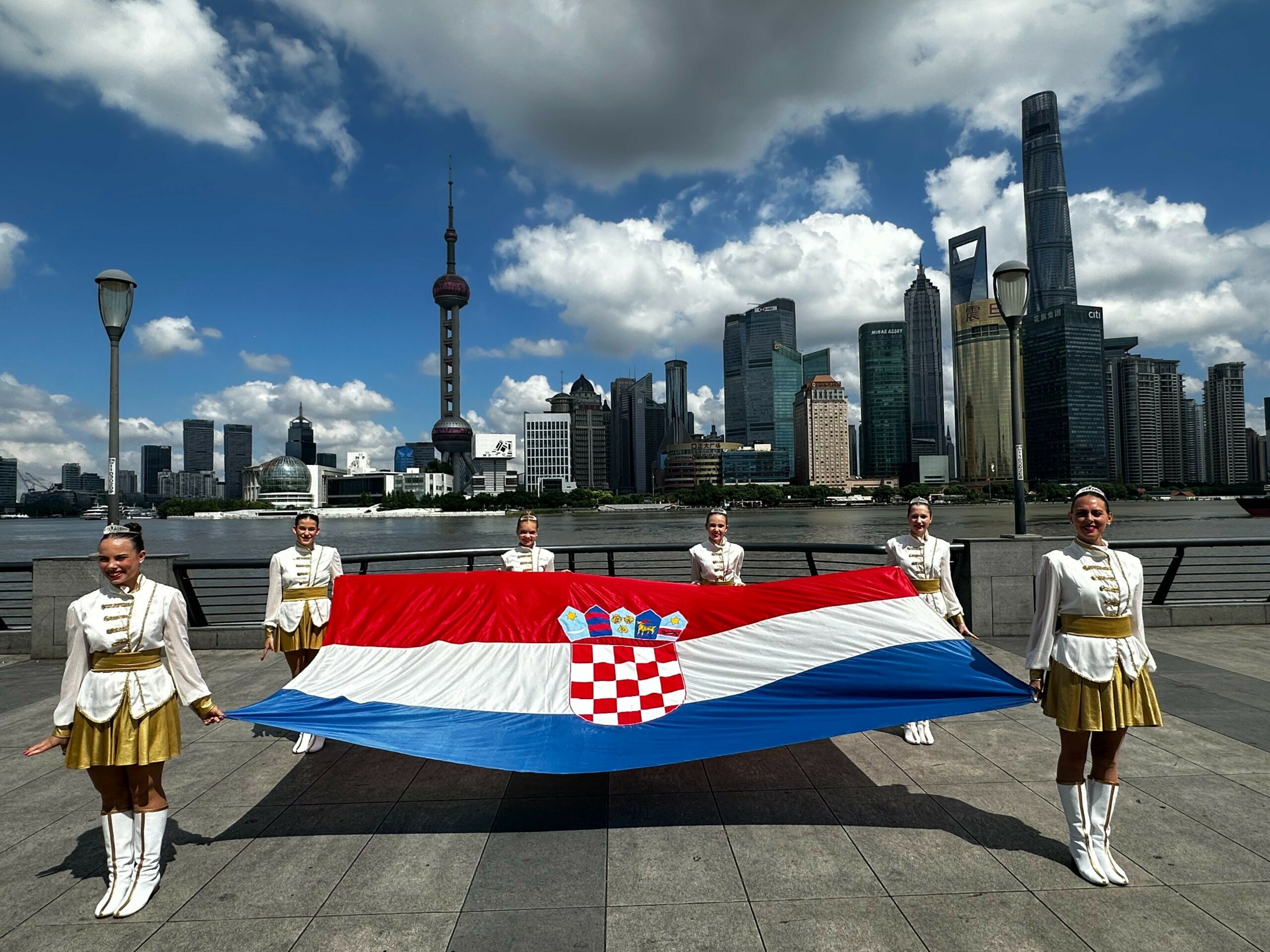 Mažoretkinje otoka Krka u Šangaju s hrvatskom zastavom / privatna arhiva