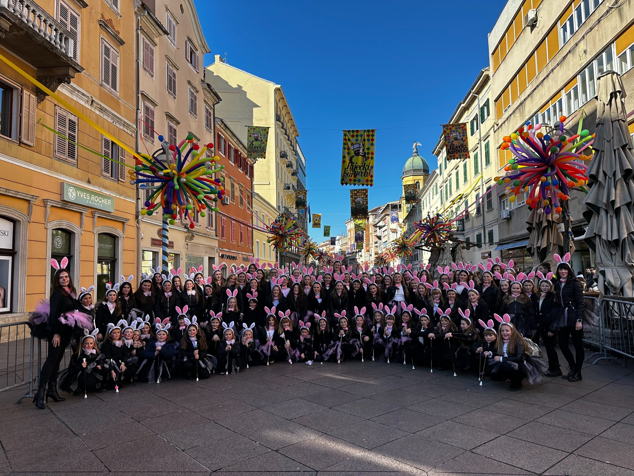 Svake godine jedna od dvije najbrojnije grupe na Dječjoj karnevalskoj povorci u Rijeci s preko 450 mažoretkinja iz cijele Hrvatske i inozemstva / privatna arhiva