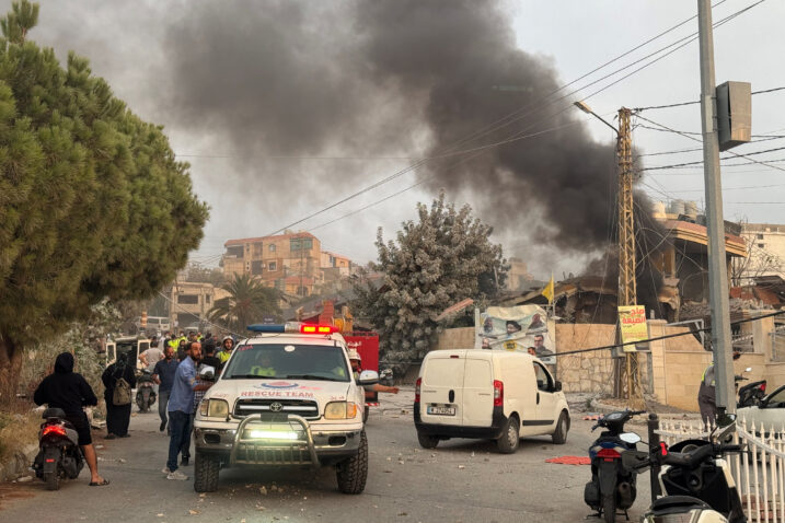 Izralski napad na Tayr Debbu na jugu Libanona tijekom današnjeg dana / REUTERS / Ali Hankir