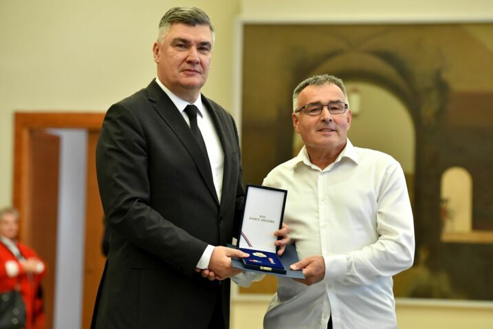 Predsjednik Zoran Milanović priznanje je uručio delničlkom darivatelju Goranu Majnariću Utaku / Foto Tomislav Bušljeta/Ured Predsjednika RH