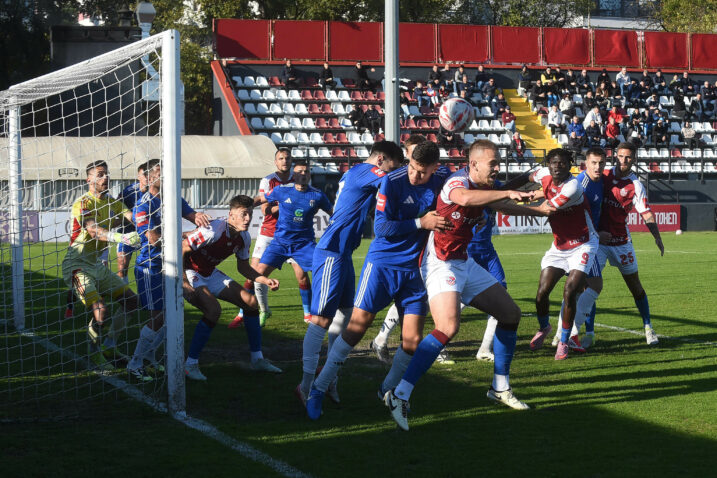 Domagoj Prpić ostao je zamalo kratak u skoku nakon udarca iz kuta u povojima utakmice/D. MICULINIĆ