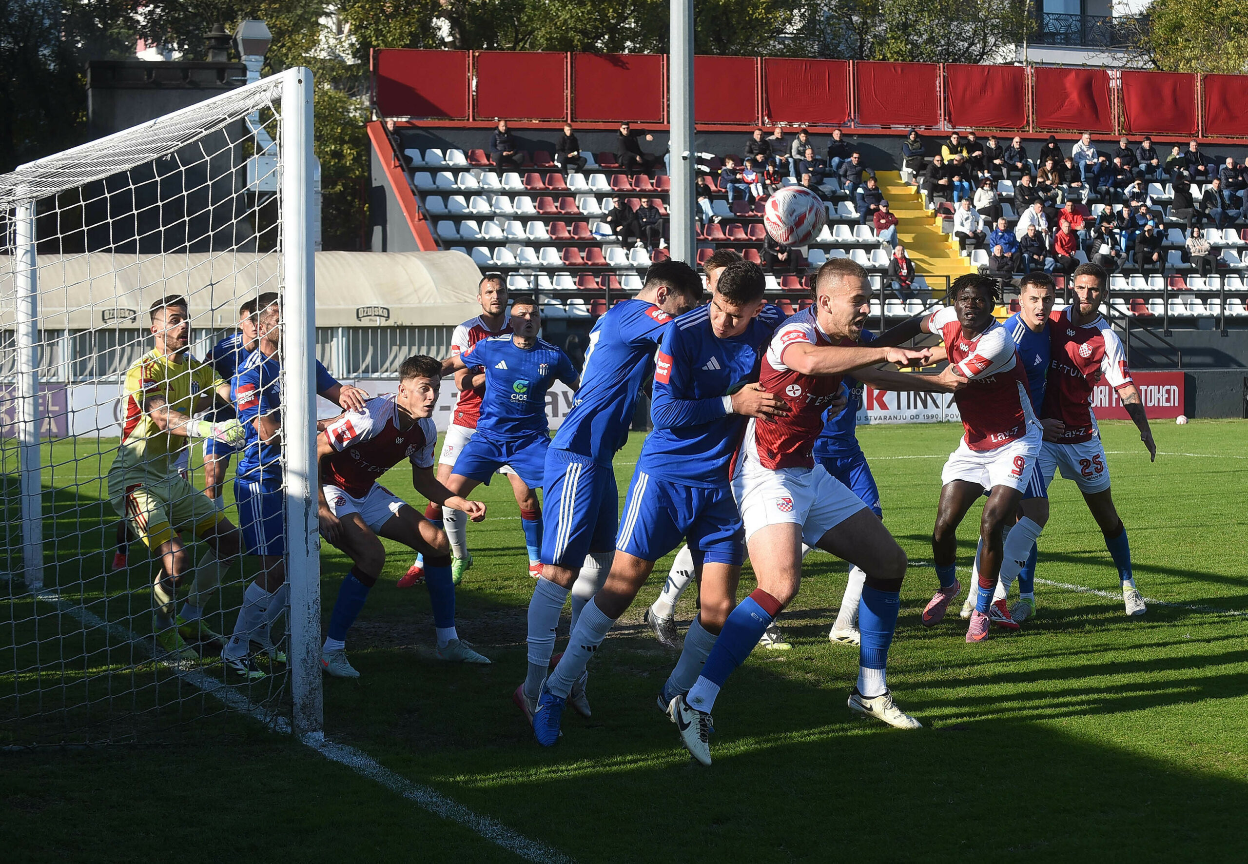 Domagoj Prpić ostao je zamalo kratak u skoku nakon udarca iz kuta u povojima utakmice/D. MICULINIĆ