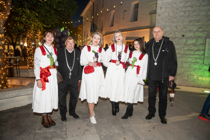 Vinski vitezovi i predsjednici vinskih udruga Željko Šostarić Fumić i Miljenko Manestar s Ružicama / Foto Nikola BLAGOJEVIĆ
