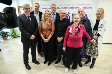 Mladen Merćep (lijevo), Petar Gaćina, Gjana Atanasovska, Zlatko Trbuha, s pacijenticom koja je primila CAR-T terapiju Zdenkom Tomljenović (u roza majici) / Robert Anić Pixsell