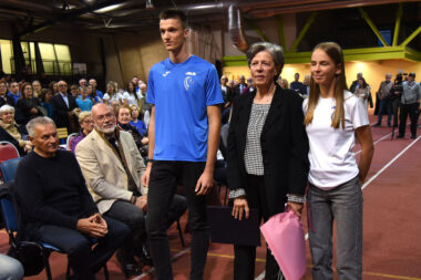 Josip Jurčić i Dana Duda uručili su buket cvijeća i kuvertirani dopis s preimenovanjem Sušnjevoj supruzi Majdi / Foto Dean Miculinić