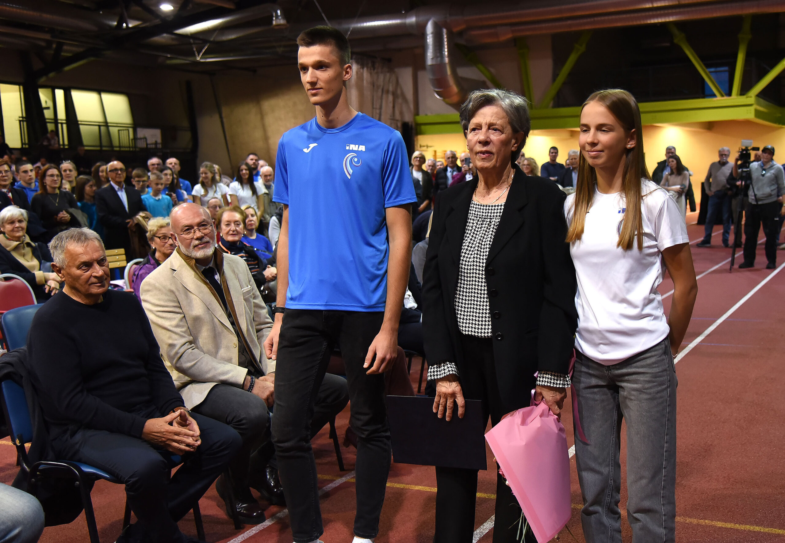 Josip Jurčić i Dana Duda uručili su buket cvijeća i kuvertirani dopis s preimenovanjem Sušnjevoj supruzi Majdi / Foto Dean Miculinić