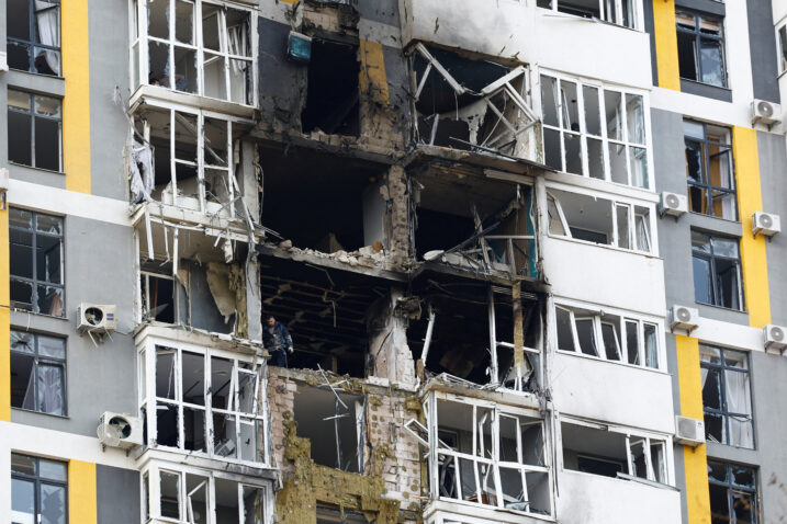 Rezultat najnovijih ruskih napada na Kijev, jedna od stambenih zgrada pogođenih raketama i dronovima / REUTERS/Valentyn Ogirenko