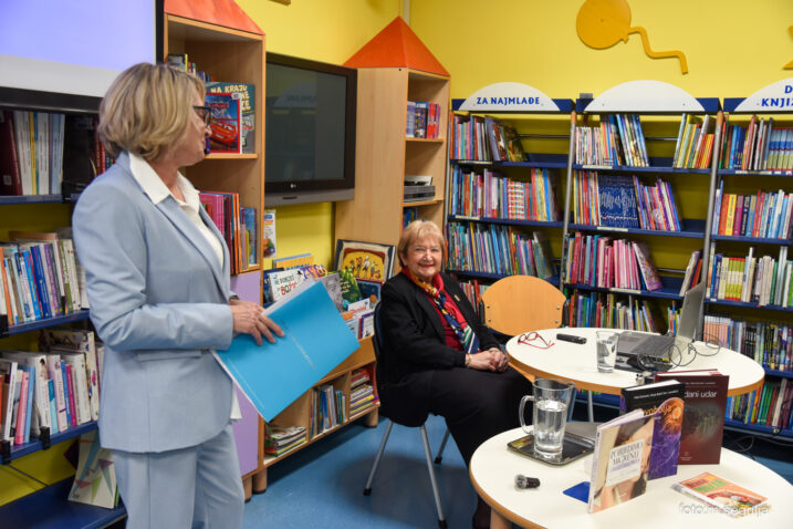 Ravnateljica GK-a Bakar Dolores Paro Mikeli i akademkinja Vida Demarin / Foto: GK BAKAR