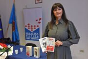 Anita Martinac sa svojim romanima / Foto Dean Miculinić