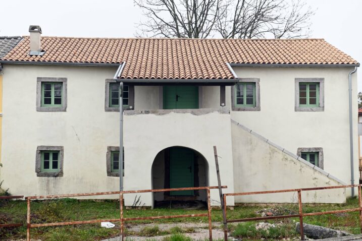 Objekt je obnovljen samo izvana, a unutra su goli zidovi - tzv. Linićeva kuća u centru Čavala / Foto Marko Gracin