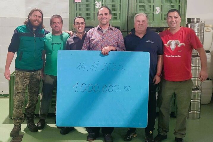 Cvetko Kuljanić (u sredini) s djelatnicima uljare / Foto PZ Cres