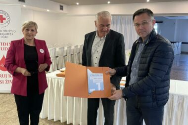 Zahvalnice za darovanu krv / Foto: GD Crvenog križa Otočac