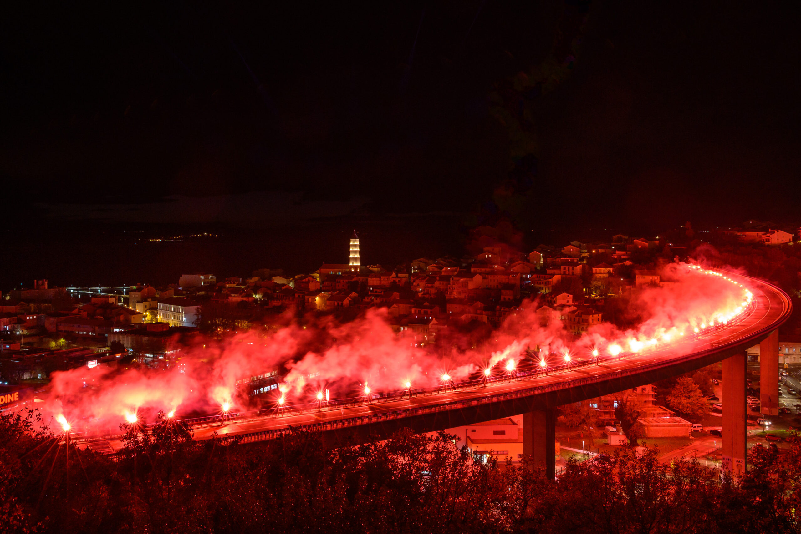 Spektakularan prizor bakljade / Foto: Miroslav Matejčić