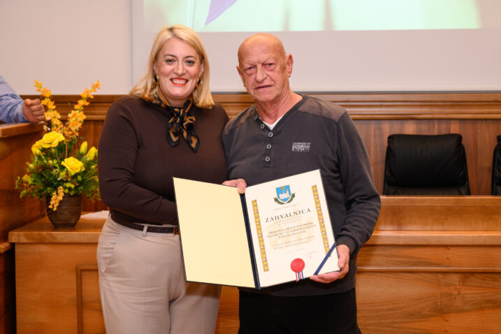 Ivona Matošić Gašparović uručila je zahvalnicu Ivanu Antiću / Foto: Miroslav Matejčić