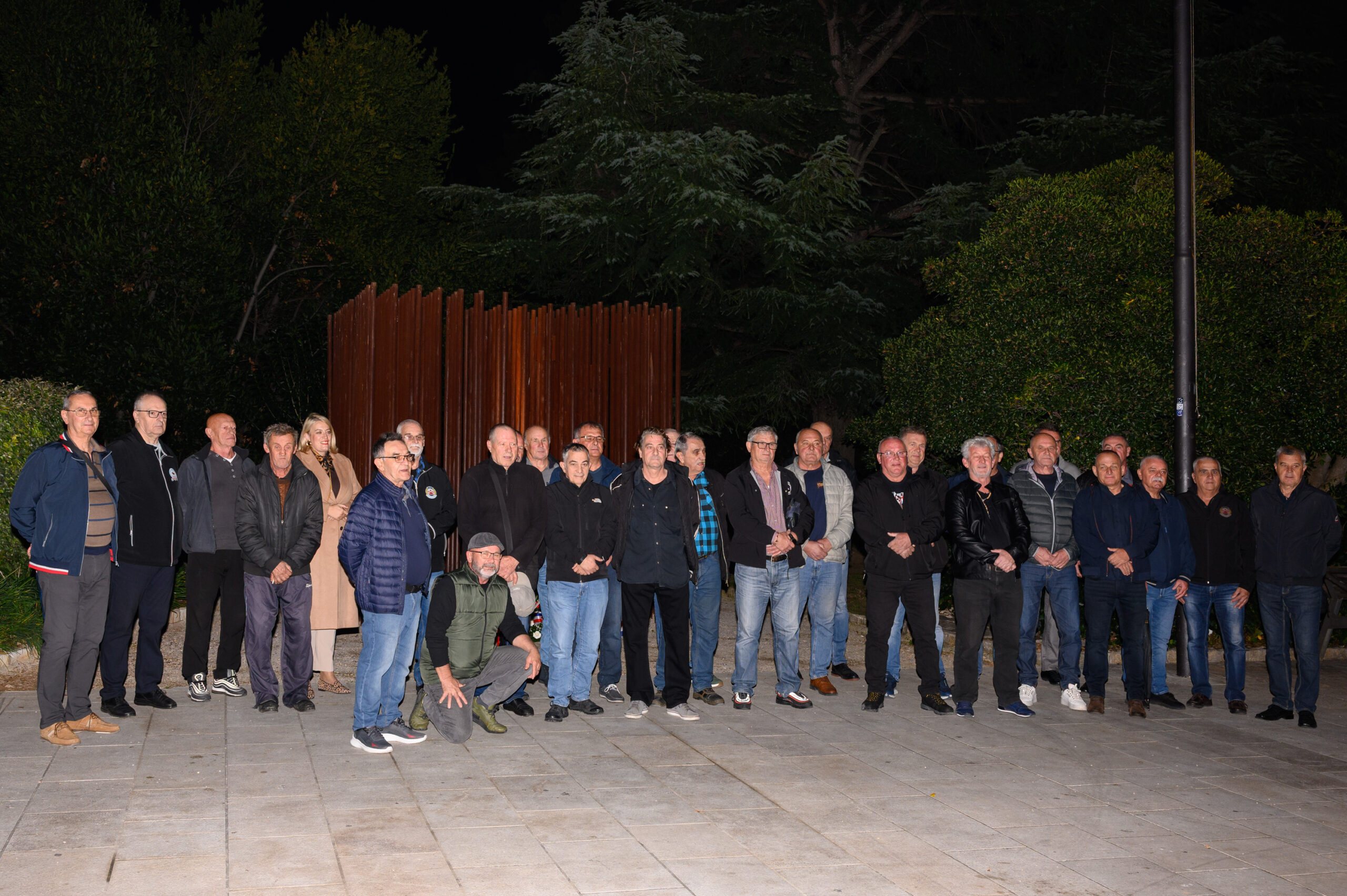 Barakude ispred spomenika hrvatskim braniteljima u Crikvenici / Foto: Miroslav Matejčić