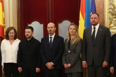 Ukrajinski predsjednik Volodimir Zelenski sa španjolskim parlamentarcima uoči sastanka s premijerom Španjolske / REUTERS/Susana Vera