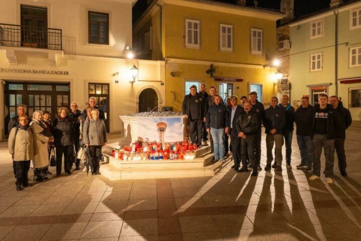Svijeće uz zdenac na Veloj placi u gradu Krku / M. MILOTIĆ