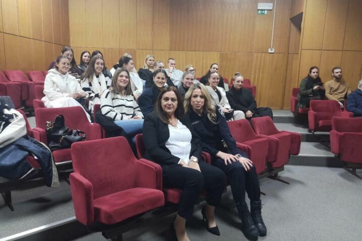 Dunja Čović i Sanja Trbojević u društvu mladih budućih medicinara koji su došli na tribinu posvećenu borbi protiv ovisnosti o drogama i alkoholu