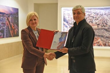 Gradonačelnica Iva Rinčić uručila je nagradu Igoru Grubiću / Foto Dean Miculinić