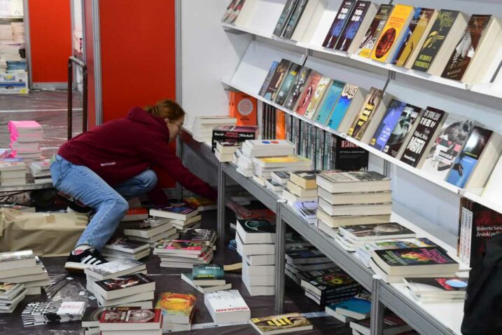 Posljednje pripreme za Sa(n)jam knjige u Istri / Foto M. MIJOŠEK
