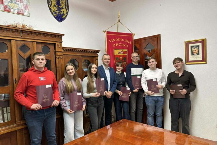 Načelnik Vinodolske općine Daniel Grbić s novim stipendistima